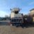 Camion nacelle Grove stationné sur un parking